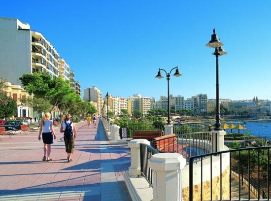 شقة Splendid Seaside Retreat On Spinola Bay سانت جوليان المظهر الخارجي الصورة